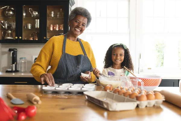 Obrázek Šťastné Africké Americké Babičky Vnučky Pečící Kuchyni Koncept Rodinného — Stock fotografie