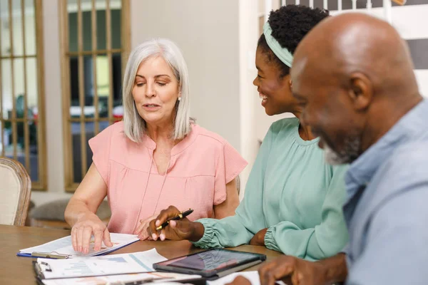 Senior Paar Gespräch Mit Afrikanisch Amerikanischen Finanzberaterin Finanz Renten Und — Stockfoto