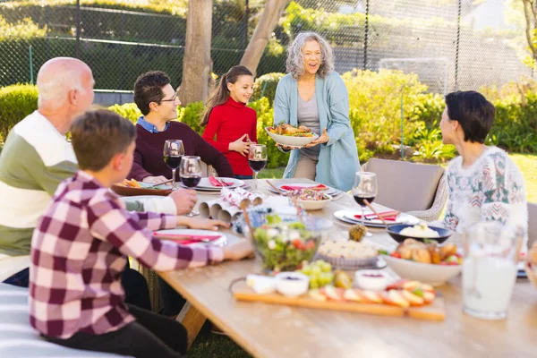 코카서스 가족은 시간을 보내고 정원에서 식사를 밖에서 시간을 보내는 — 스톡 사진