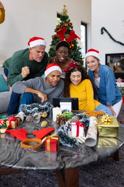 家庭でクリスマスを祝う幸せな多様な友人の垂直画像タブレットビデオ通話を作ります クリスマス お祝い 包括性とライフスタイルの概念 — ストック写真