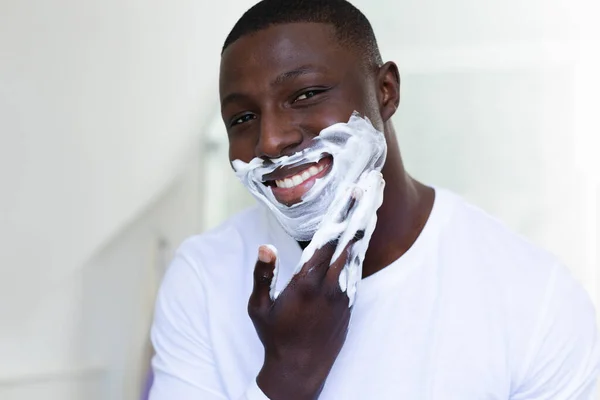 Porträtt Leende Afrikansk Amerikansk Man Löddrande Ansikte Med Raklödder Badrummet — Stockfoto