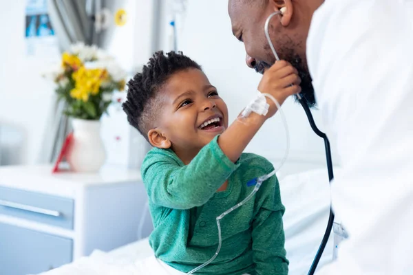 Усміхаючись Пацієнтом Афроамериканцем Який Приймає Стетоскоп Лікаря Чоловічої Статі Лікарні — стокове фото