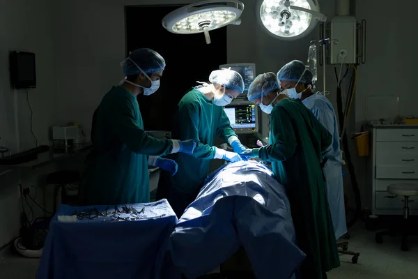 Sebészeti Technikusok Sebészek Sokszínű Csoportja Operálja Beteget Műtőben Fénymásolási Hellyel — Stock Fotó