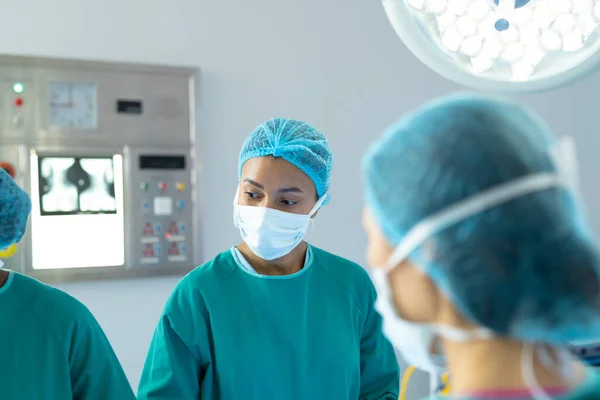 Biraciale Vrouwelijke Chirurg Vrouwelijke Collega Het Theater Tijdens Operatie Ziekenhuis — Stockfoto