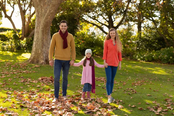 Obrázek Šťastných Bělošských Rodičů Dcery Podzimní Zahradě Koncept Rodinného Trávení — Stock fotografie