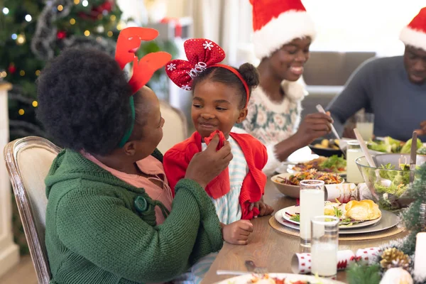 Familia Afroamericana Pasando Tiempo Juntos Mesa Teniendo Una Comida Navideña —  Fotos de Stock