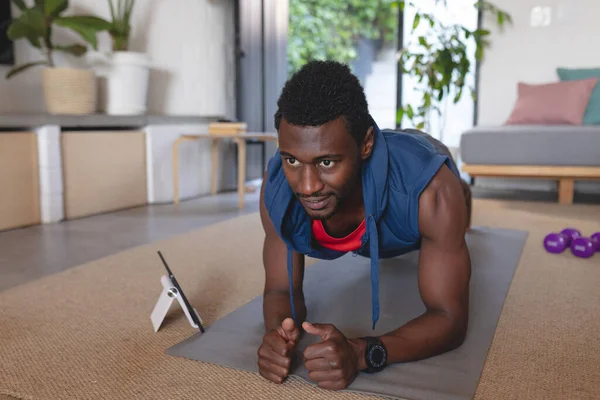 Heureux Homme Afro Américain Exercice Utilisant Une Tablette Dans Salon — Photo