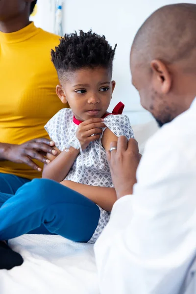 Senkrecht Eines Afrikanisch Amerikanischen Arztes Der Einen Jungen Impft Mit — Stockfoto