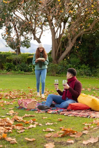 Вертикальный Образ Счастливой Разнообразной Пары Проводящей Пикник Осеннем Парке Любовь — стоковое фото