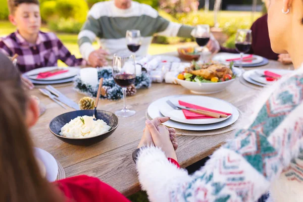 白人家庭在外面共度时光 饭前祈祷 与家人在外面共度时光 — 图库照片