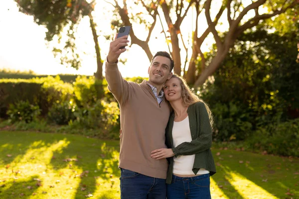 Image Happy Caucasian Couple Taking Selfie Garden Family Spending Quality — Stock Photo, Image