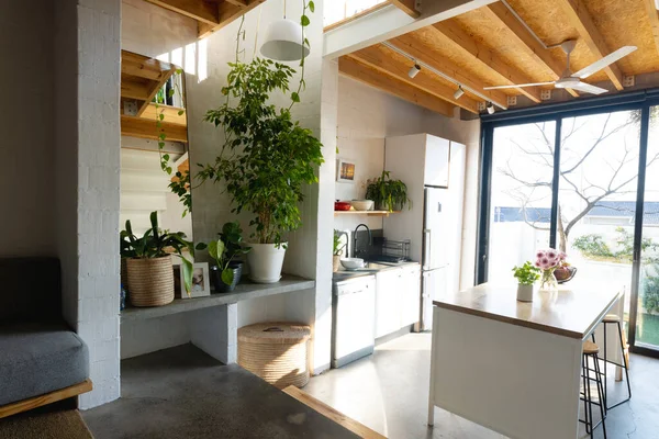 Algemeen Zicht Moderne Keuken Met Aanrecht Keukengerei Raam Huis Interieur — Stockfoto