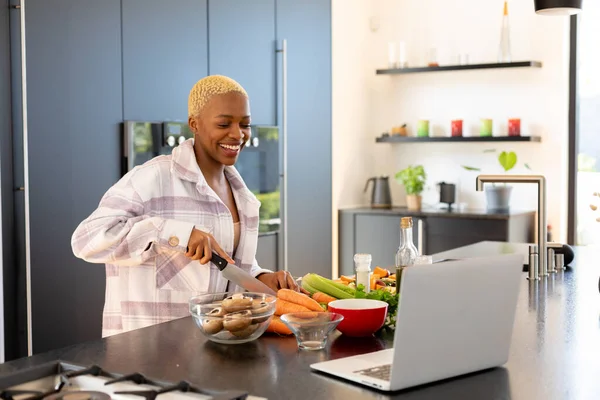 Glad Afrikansk Kvinna Som Lagar Mat Köket Med Laptop Att — Stockfoto