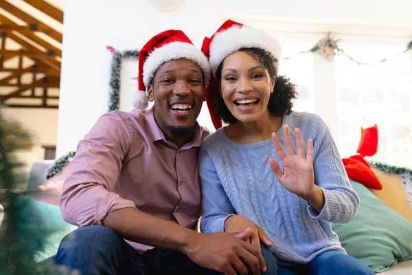 快乐的非洲裔美国夫妇身穿圣塔爪屋 有视频通话 在圣诞佳节一起共度美好时光 — 图库照片