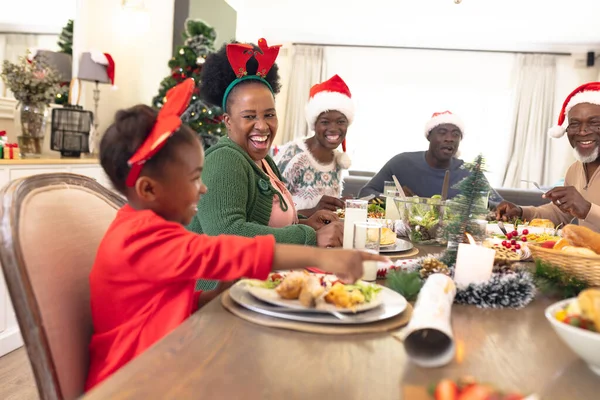 Famiglia Afroamericana Trascorrere Del Tempo Insieme Tavola Fare Pasto Natale — Foto Stock