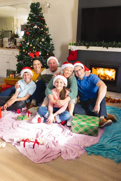 一个白人家庭花时间在一起 坐在圣诞树下的垂直图片 圣诞节 家庭时间和庆祝概念 — 图库照片