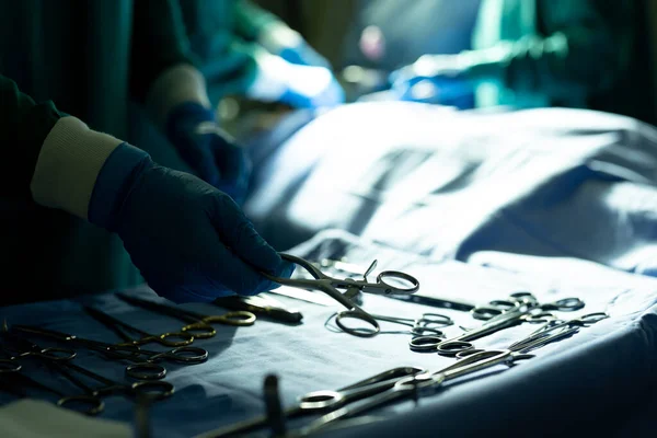 Mãos Tecnologia Cirúrgica Pegando Instrumento Para Cirurgião Sala Operações Com — Fotografia de Stock