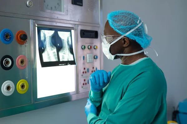 Afrika Kökenli Amerikalı Erkek Cerrah Ameliyathanede Işık Kutusunda Röntgen Çalışıyor — Stok fotoğraf