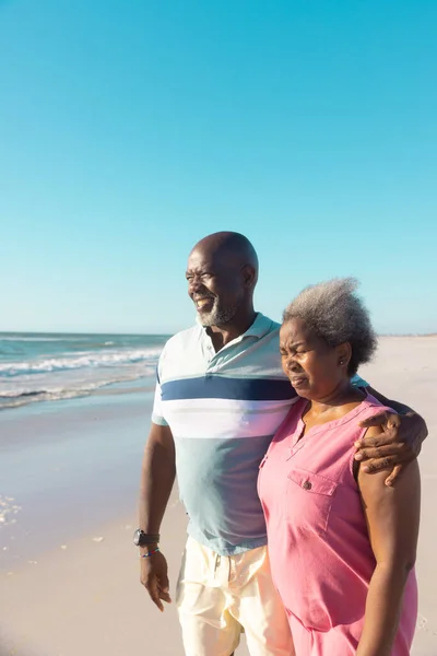 阳光明媚的日子里 快乐的非洲裔美国老年夫妇在晴朗的蓝天下看着美丽的海景 复制空间 享受和自然的概念 — 图库照片