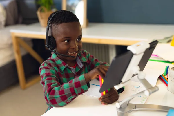 Усміхнений Афроамериканський Хлопчик Вчиться Використовуючи Навушники Планшет Вдома Домашня Освіта — стокове фото