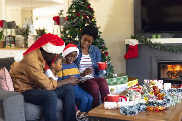 Afro Amerikan Ailesi Kanepede Oturup Tablet Kullanıyor Noel Aile Zamanı — Stok fotoğraf