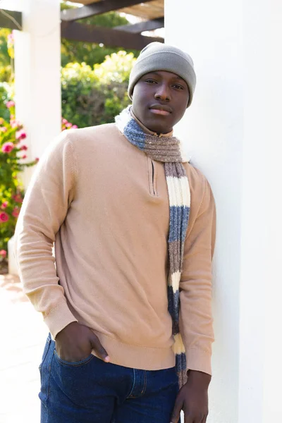 모자와 스카프를 정원에 아프리카 미국인의 긍정적 집에서 보내는 — 스톡 사진