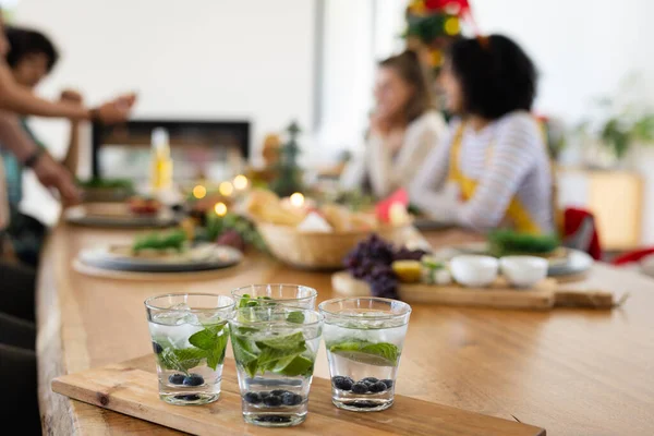 Felices Amigos Diversos Sentados Mesa Cenando Navidad Navidad Celebración Tradición — Foto de Stock