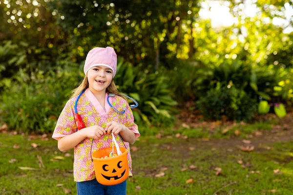Obraz Szczęśliwej Białej Dziewczyny Stroju Lekarza Jesiennym Ogrodzie Halloween Amerykańska — Zdjęcie stockowe