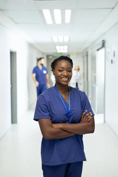 Verticaal Van Lachende Afrikaanse Amerikaanse Vrouwelijke Gezondheidswerker Drukke Ziekenhuisgang Kopieer — Stockfoto
