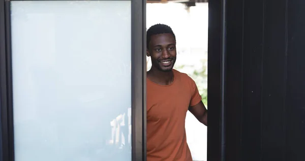 Щасливий Афроамериканець Який Проходив Крізь Двері Усміхався Якісний Час Удома — стокове фото
