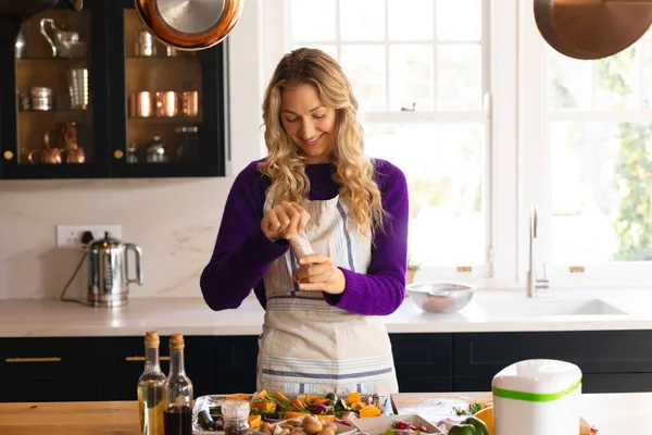 Glimlachende Blanke Vrouw Keuken Schort Kruiden Gehakte Groenten Huiselijk Leven — Stockfoto