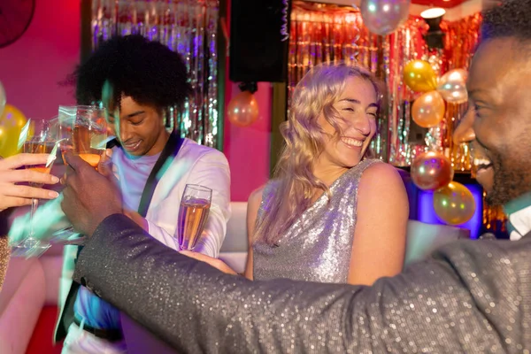 ナイトクラブでは 4人の幸せ 多様な男性と女性の友人がシャンパングラスで乾杯します 楽しさ 飲み物 包括性とパーティーのコンセプト — ストック写真