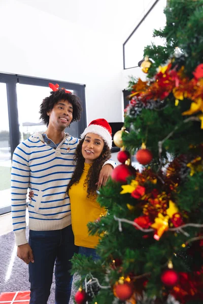 Gelukkig Afrikaans Amerikaans Koppel Omhelzend Naast Kerstboom Kwaliteitstijd Doorbrengen Met — Stockfoto