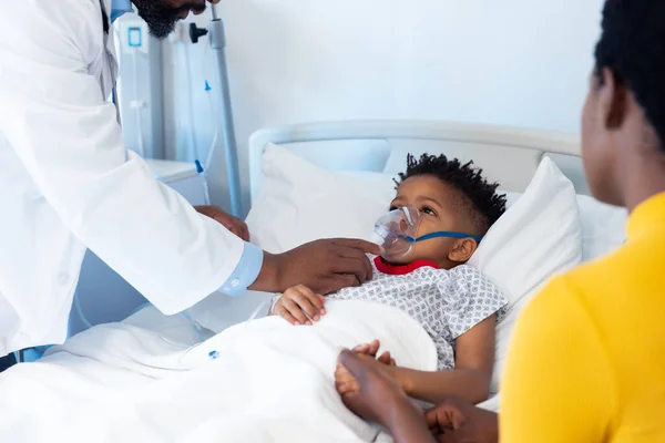 Medico Afroamericano Maschio Che Ventilatore Ragazzo Paziente Con Madre Ospedale — Foto Stock