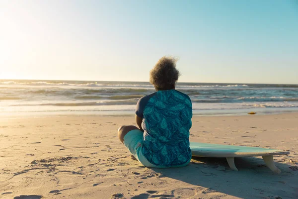 Bakifrån Afrikansk Amerikansk Senior Kvinna Med Surfbräda Tittar Havet Medan — Stockfoto