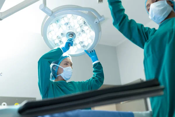 Азиатская Женщина Хирург Коллега Регулирует Свет Операционной Операции Больничные Медицинские — стоковое фото