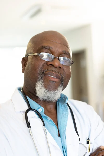 Retrato Vertical Del Médico Afroamericano Sénior Pasillo Del Hospital Con — Foto de Stock