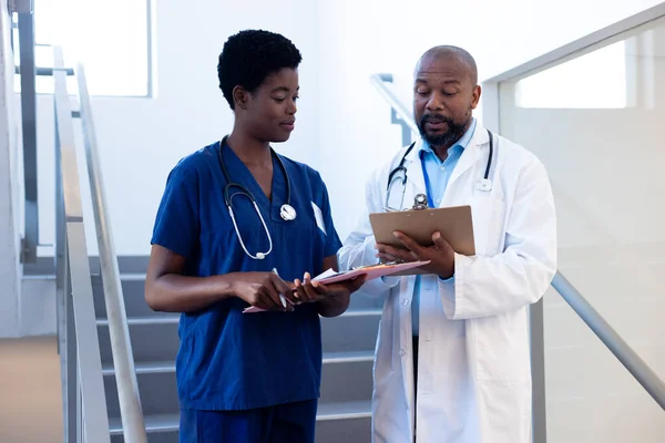 Afrikansk Amerikansk Kvinnlig Och Manlig Läkare Som Talar Sjukhuskorridoren Sjukhusvård — Stockfoto