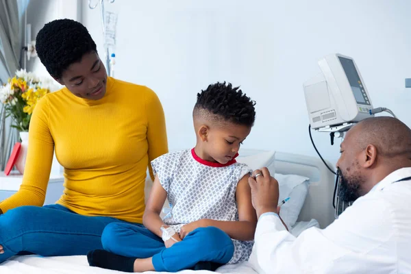 Afrikansk Amerikansk Manlig Läkare Vaccinerar Pojkpatient Med Mor Sjukhus Sjukhusvård — Stockfoto