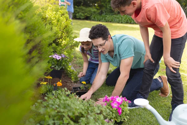 Blanke Familie Brengt Tijd Samen Door Tuin Plant Familie Tijd — Stockfoto