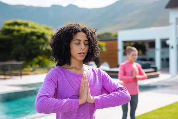 Çeşitli Arkadaşlar Bahçede Yoga Meditasyon Yapıyor Sağlık Kutlama Arkadaşlık Kapsayıcılık — Stok fotoğraf