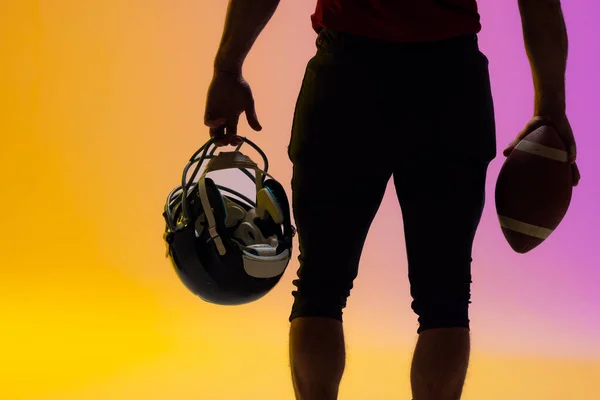 Посередині Чоловічого Американського Футболу Неоновим Фіолетовим Жовтим Освітленням Спорт Рух — стокове фото