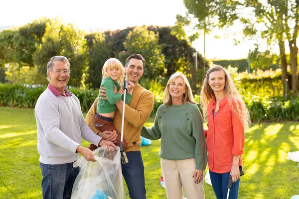 幸せな多世代の白人家族が一緒に廃棄物を収集するイメージ 家族と一緒に質の高い時間を過ごすコンセプト — ストック写真