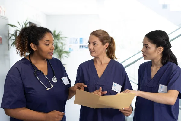 Diverse Group Female Healthcare Workers File Talking Hospital Corridor Hospital — Stock Photo, Image