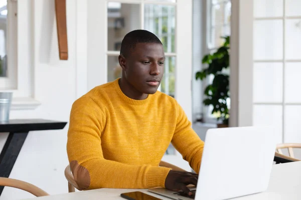 Afrykański Amerykanin Używający Laptopa Domu Koncentrujący Się Integracja Społeczna Życie — Zdjęcie stockowe