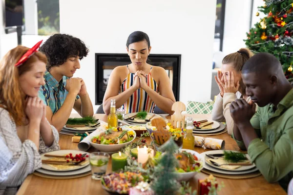Happy Diverse Friends Sitting Table Praying Dinner Christmas Christmas Celebration — Stock Photo, Image