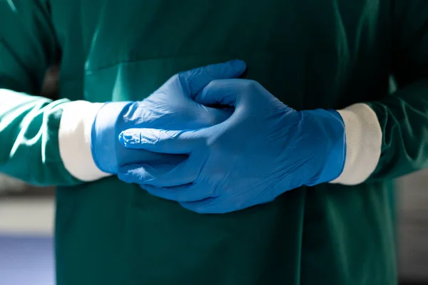 Mittelteil Des Chirurgen Blauen Handschuhen Und Grünem Kittel Operationssaal Krankenhaus — Stockfoto