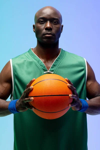 Imagem Retrato Jogador Basquete Afro Americano Com Basquete Fundo Verde — Fotografia de Stock