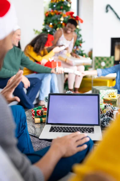 朋友们庆祝圣诞节和打手提电脑视频电话的垂直图像 复制屏幕上的空间 圣诞节 庆祝活动 包容和生活方式概念 — 图库照片