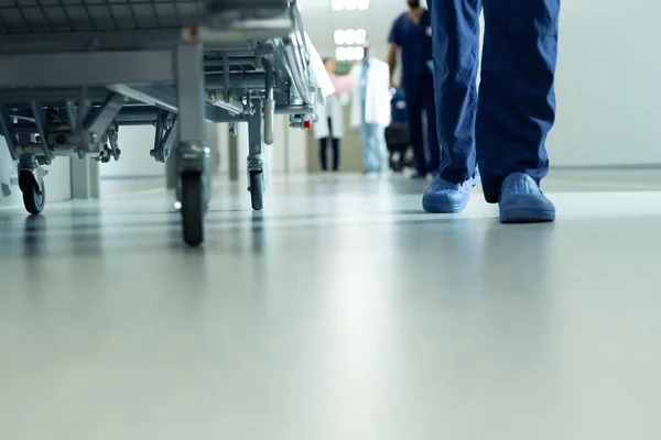 Hastane Çalışanlarının Ayaklarının Düşük Kısmı Koridorda Yürüyen Hastane Yatağı Fotokopi — Stok fotoğraf